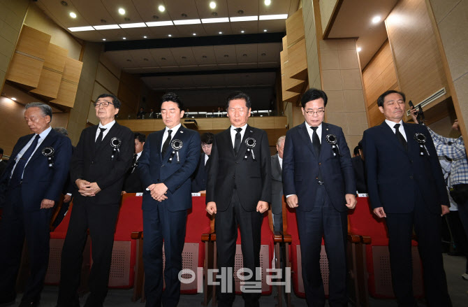 [포토] 김대중 전 대통령 추모하는 참석자들