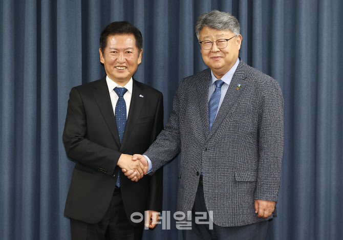 [포토]정청래 민주당 대표, 김종혁 한국교회총연합(한교총) 대표회장 예방
