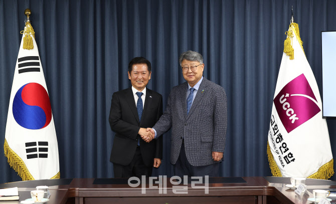 [포토]정청래 민주당 대표, 김종혁 한국교회총연합(한교총) 대표회장 예방