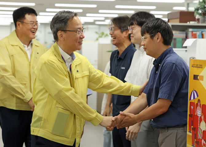 문체부 직원들과 인사하는 김영수 1차관·김대현 2차관[포토]