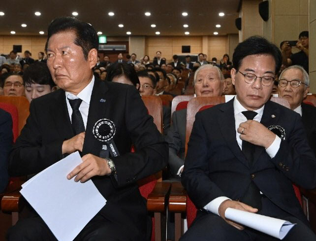 또 '악수 패싱'…DJ 추모식서 눈도 안 마주친 정청래-송언석