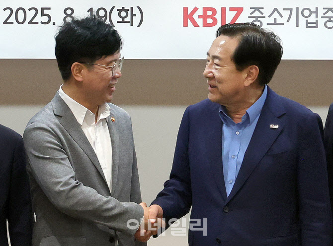 [포토]악수하는 김영훈 고용부 장관-김기문 중기회장