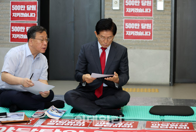[포토]숙식농성 이어가는 김문수 국민의힘 당대표 후보