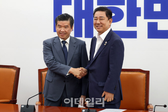 [포토]더불어민주당 찾은 제임스 김 암참 회장