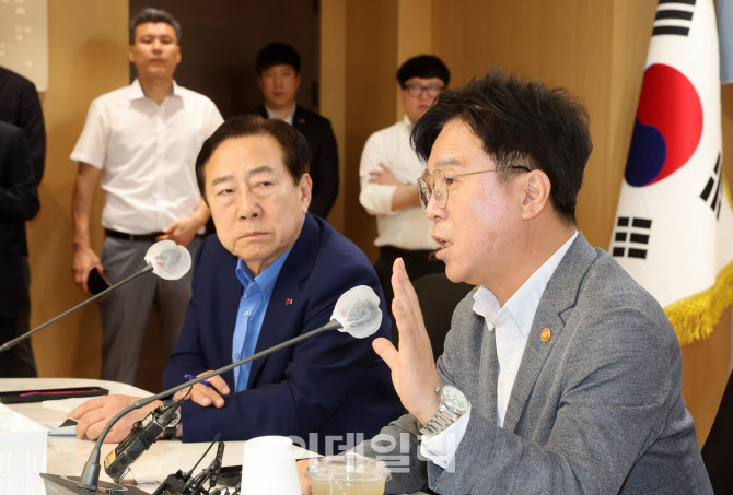 “노조법, 1년 유예해달라” 주문에 노동장관 “후진적 노사관계 전환 진짜 성장법”