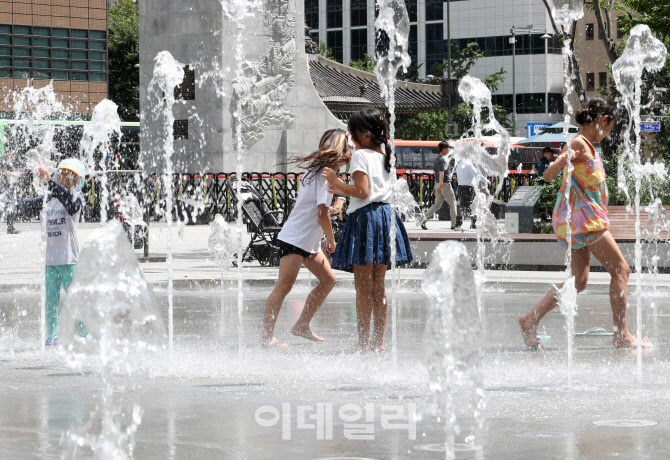 [포토] 광화문 바닥분수 물놀이