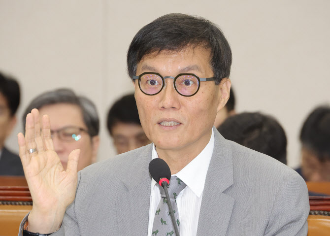 이창용 "원화코인 필요하지만 서둘러선 안돼…달러코인 규제 검토"