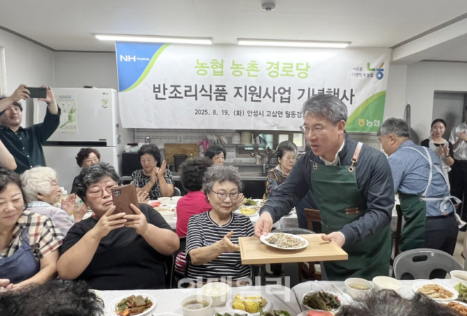 [포토] 반조리식품 대접하는 박서홍 농업경제대표
