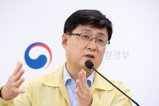 환경 장관 “녹조 채수, 취수구 인근서…수질검사 당일 발표”