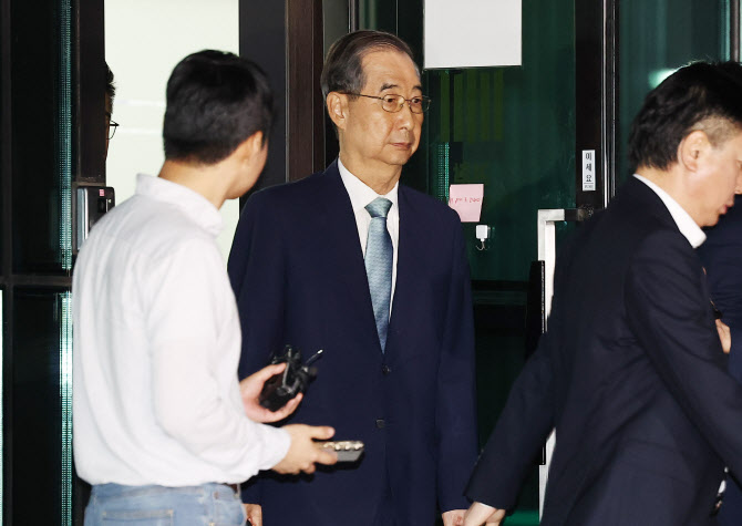 특검, 한덕수 16시간 밤샘조사…구속영장 청구 초읽기