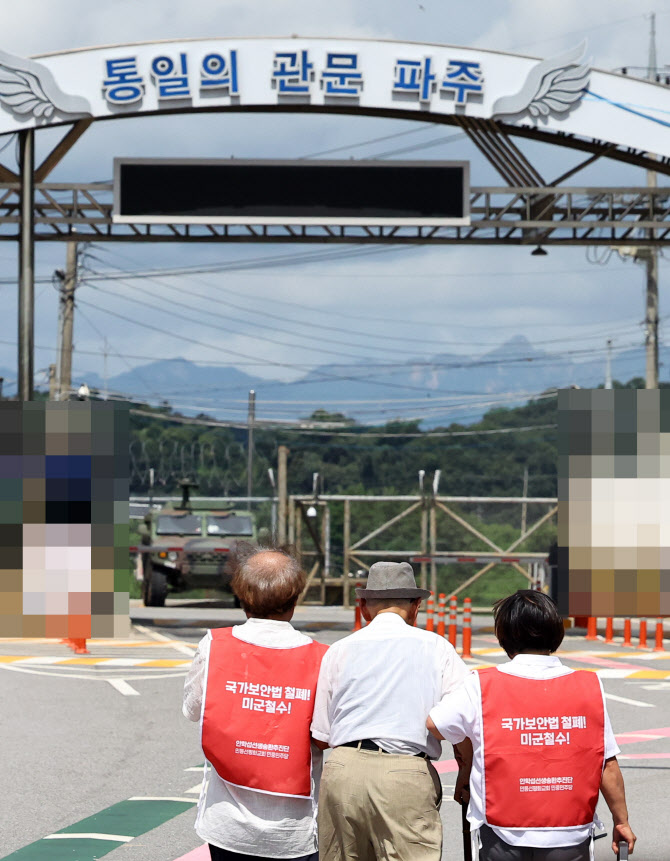 [포토] 통일대교 지나 검문소 향하는 비전향장기수 안학섭 씨