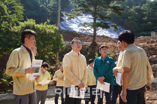 [포토]김인호 산림청장, 경남 산청 산사태 피해지 현장점검