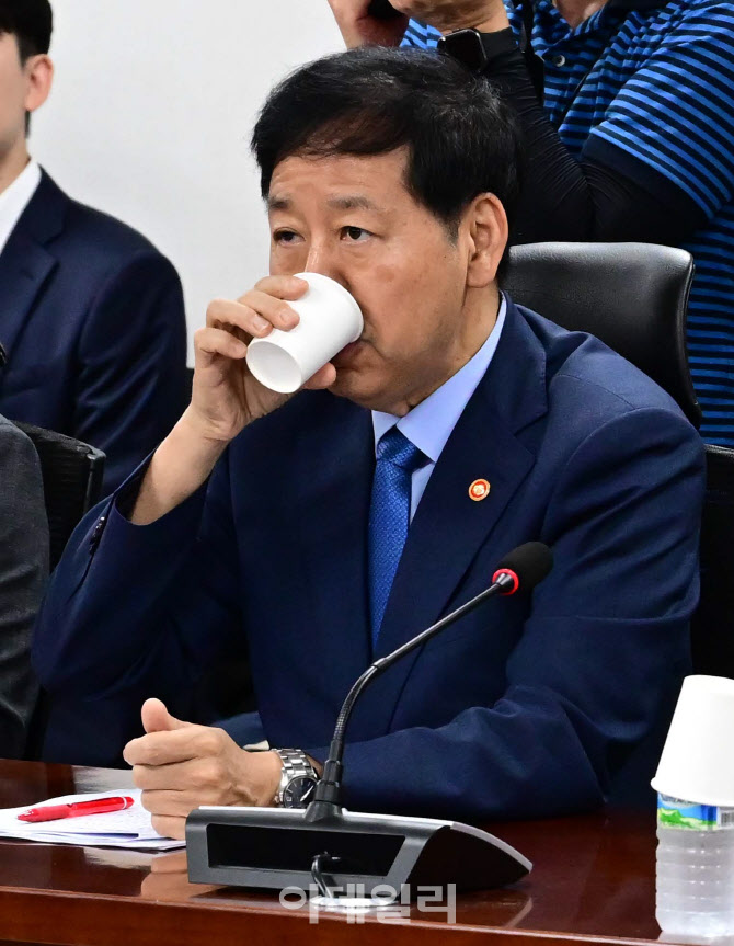 [포토]물 마시는 구윤철 경제부총리 겸 기획재정부 장관
