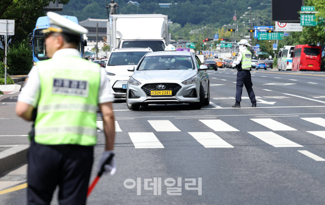 [포토]경찰의 통제에 따라 이동하는 차량들