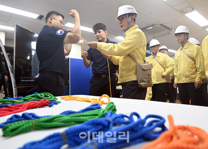 [포토] 매듭법 배우는 김민석 국무총리