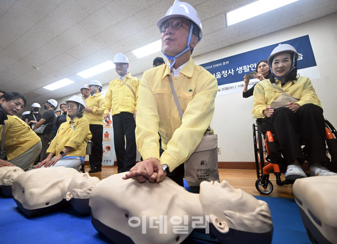 [포토] 심폐소생술 훈련하는 김민석 국무총리