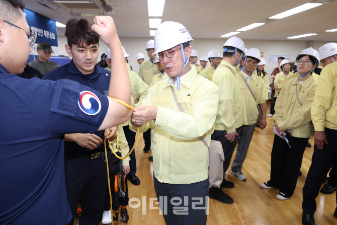 [포토] 민방위훈련 참석한 김민석 총리