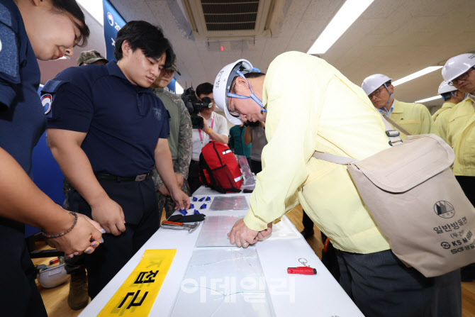 [포토] 김민석 총리, 민방위훈련