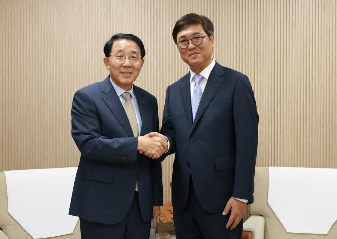 [포토]최휘영 장관, 김종생 한국교회협의회 총무 예방