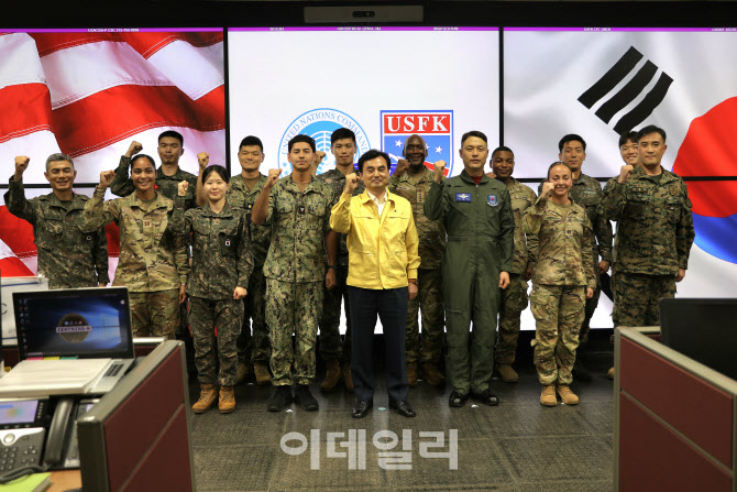 국방장관, 한미연합사 전시지휘소 찾아 UFS 연습 상황 점검