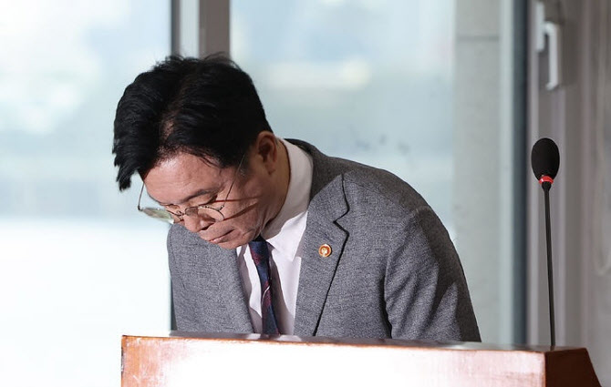 野 “코레일 오너 대통령 아닌가?”…노동장관, 철도사고에 사과