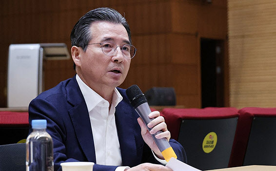 '세금정책' 열어둔 정책실장 "부동산대책, 수단 제약 안 돼'