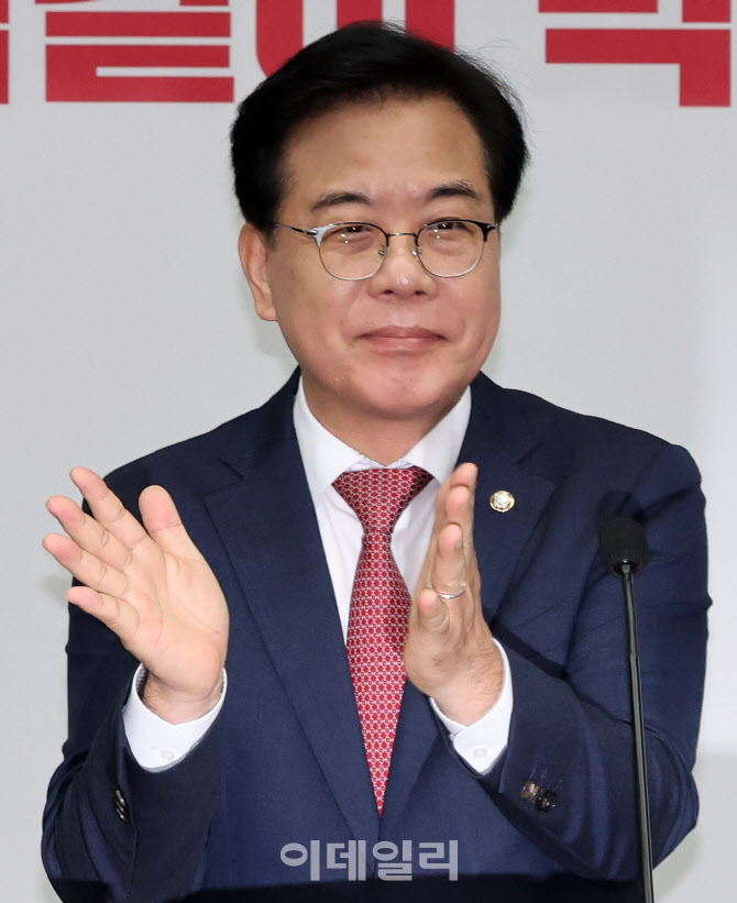 [포토]의총 시작전 박수치는 송언석 위원장
