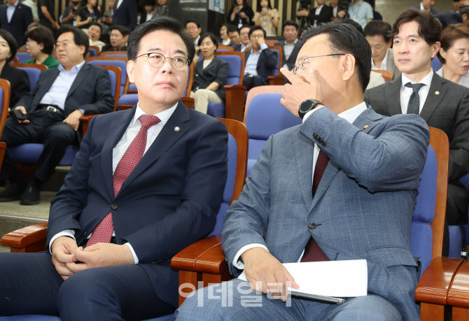[포토]의총에서 이야기 나누는 송언석-유상범