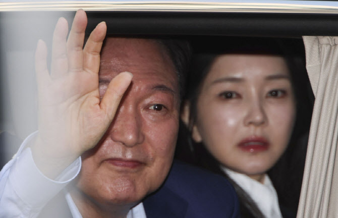 "안 좋은 선택 유도" "내가 죽어야" 특검 대하는 尹부부의 한탄