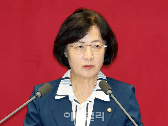 [포토]당선 인사하는 추미애 신임 법사위원장