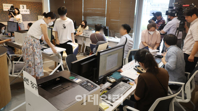 [포토]2026학년도 수능 응시원서 접수하는 수험생들