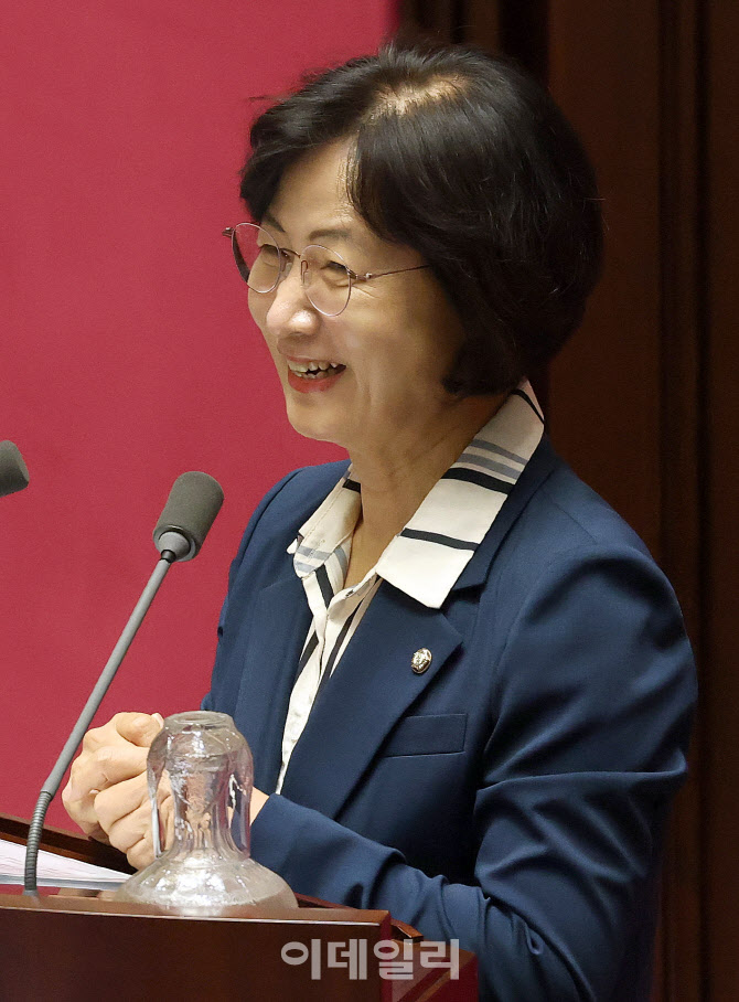[포토]밝게 웃는 추미애 신임 법사위원장