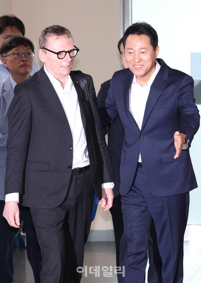 [포토]특별대담 참석하는 오세훈 시장-제임스 로빈슨 교수