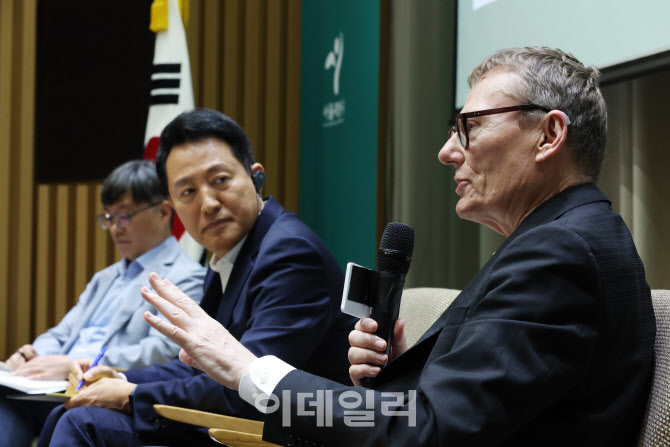[포토]대담하는 오세훈 시장-제임스 로빈슨 교수