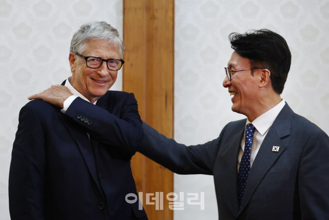 [포토]빌 게이츠 게이츠재단 이사장 옷 먼저 털어주는 김민석 국무총리