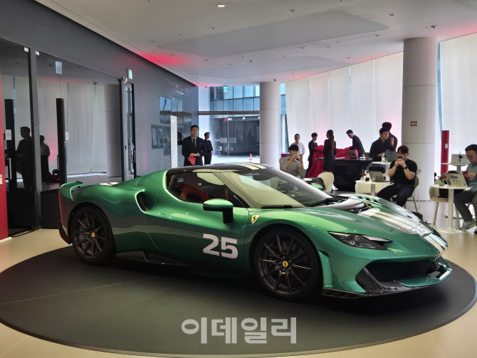 `880마력의 짜릿함`…페라리 `296 스페치알레` 첫 출시
