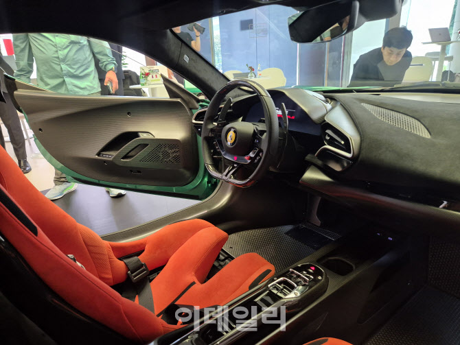 `880마력의 짜릿함`…페라리 `296 스페치알레` 첫 출시