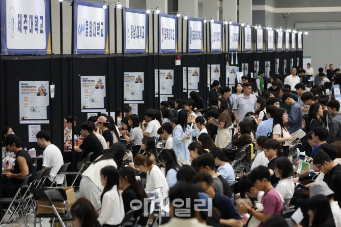 [포토]법학전문대학원 입학설명을 듣기 위해 줄 선 수험생들