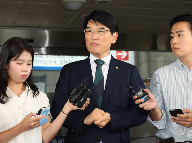 '성추행' 박완주, 피해자 가족에 "에이씨"…2심도 실형