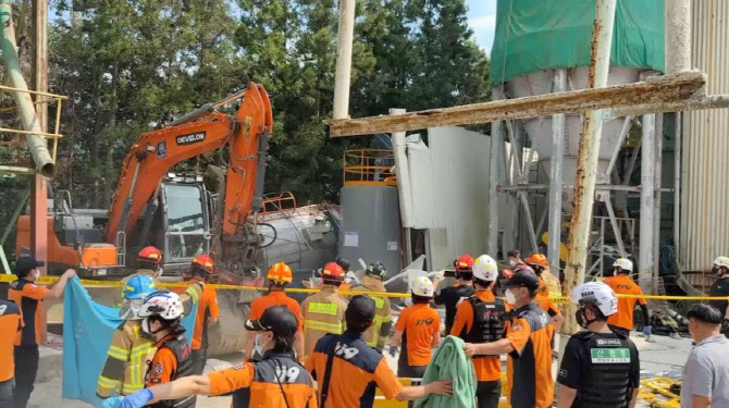 순천 레미콘 공장 탱크서 3명 질식...2명 의식 불명