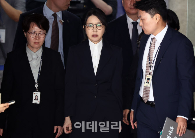 [속보]특검 "김건희 조사 17시30분 종료…18시24분 조서 열람 마쳐"