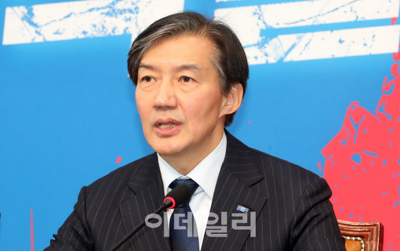 조국, 복당 완료…당수 되찾은 혁신당, 독자노선이냐 합당이냐