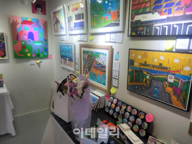 ‘장애는 재능을 가릴 수 없다’…자폐아를 화가로 키우는 교사