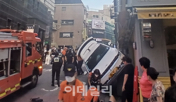 홍대입구역 인근 택시 돌진사고…운전자·보행자 3명 병원 이송