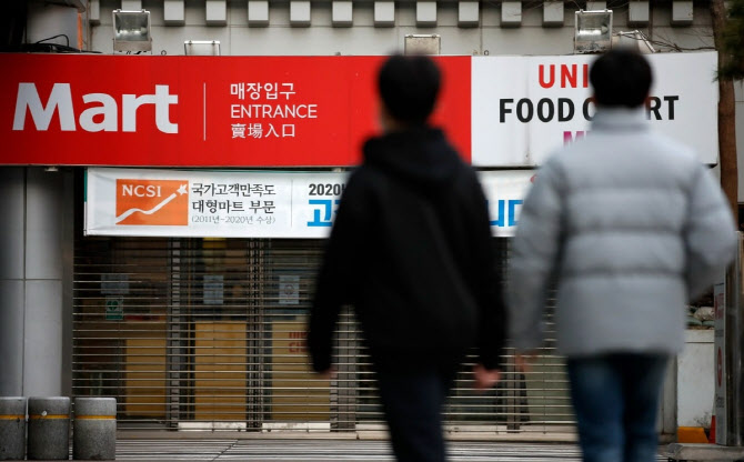 “의무휴업 또 주말로요?”…마트 속 '을'들이 떤다
