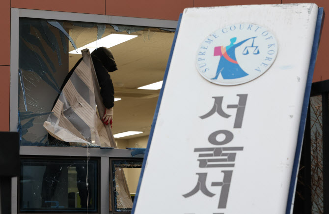 법원 폭동 '투블럭남'과 방화모의 30대男, 징역 4년 6월형 선고