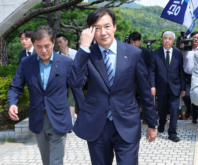 조국 "저의 쓰임 있다면 몸 던질 것…2030 일부 남성 극우화"