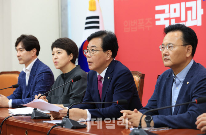 [포토]현안 관련 기자간담회, '발언하는 송언석 비대위원장'