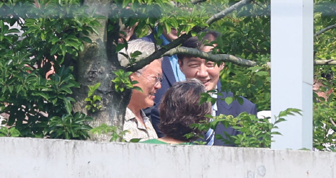 사면 요구한 文, 조국 만나자 "대단히 기쁘다"