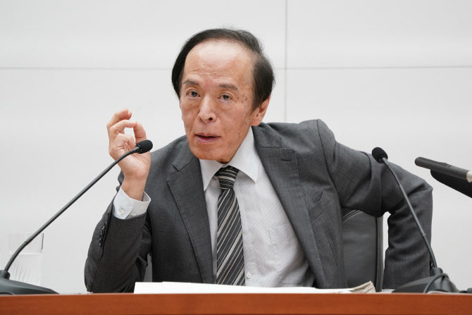 일본은행 총재 “임금 상승 압력”…추가 금리 인상 시사